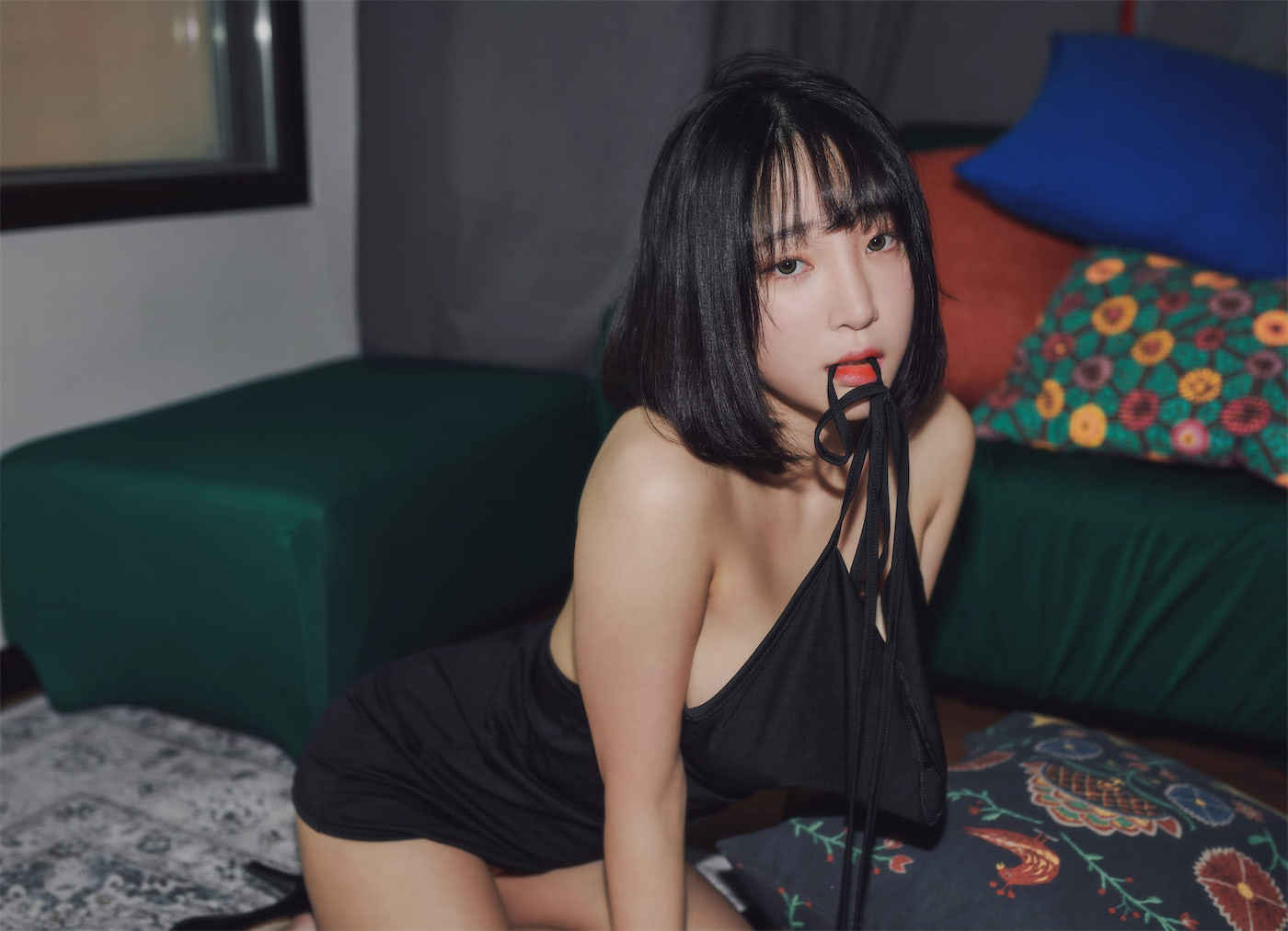 姜仁卿黑色吊带裙28图插图1