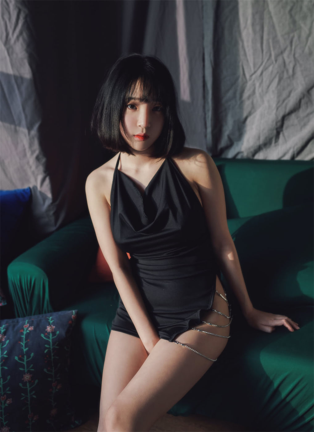 姜仁卿黑色吊带裙28图插图3