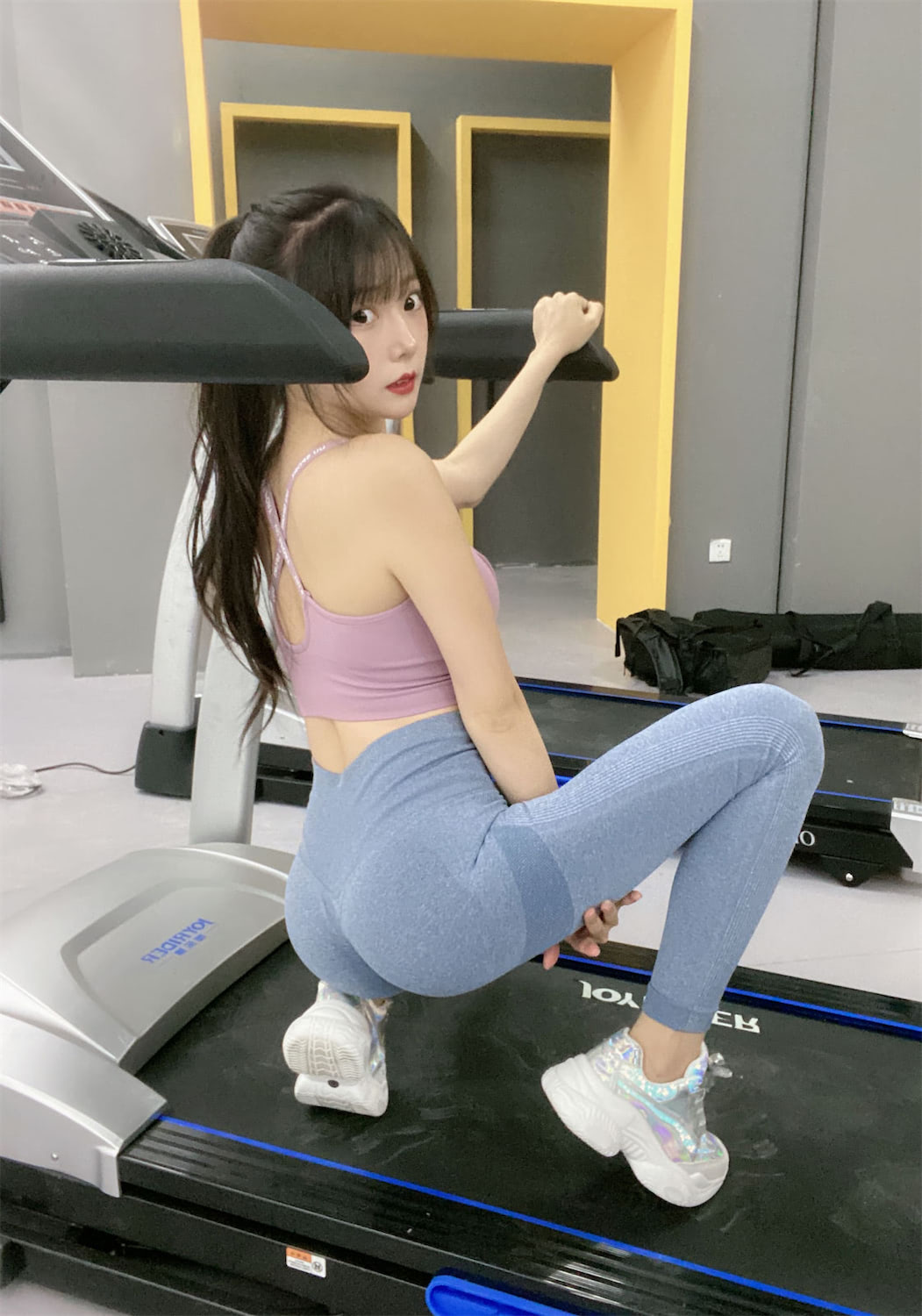 香草喵露露小露乱撞瑜伽服自拍32图1视频插图1