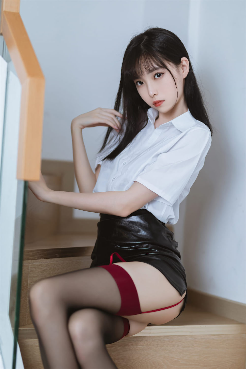 许岚LAN黑皮短裙OL54图2视频插图3